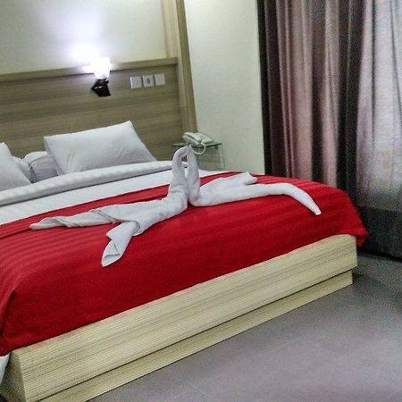 Maxi Hotel Kedonganan Jimbaran Buitenkant foto